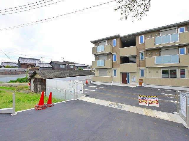 トルーポ　エマイの駐車場|車をお持ちの方に嬉しい駐車場付きの物件です