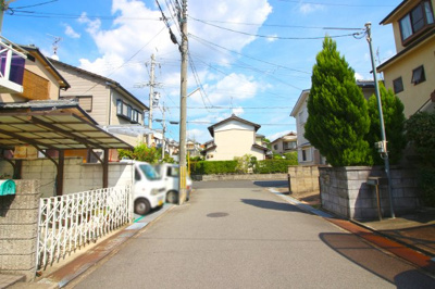 【前面道路含む現地写真】 | 城陽市寺田北山田　中古戸建 | 前道は6ｍと余裕のある広さです。近くに児童公園があり、小中学校や保育機関も近くて子育て環境も充実しています。