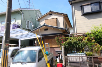 【外観】 | 最寄り駅から徒歩5分、スーパー・ドラッグストアも徒歩4分にあり便利な立地《駐車2台可能》で奥様のお車も持てますね！