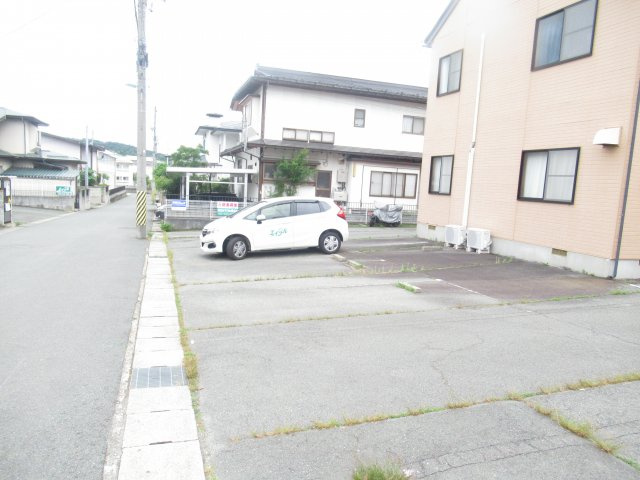 フロントヘルメスの駐車場