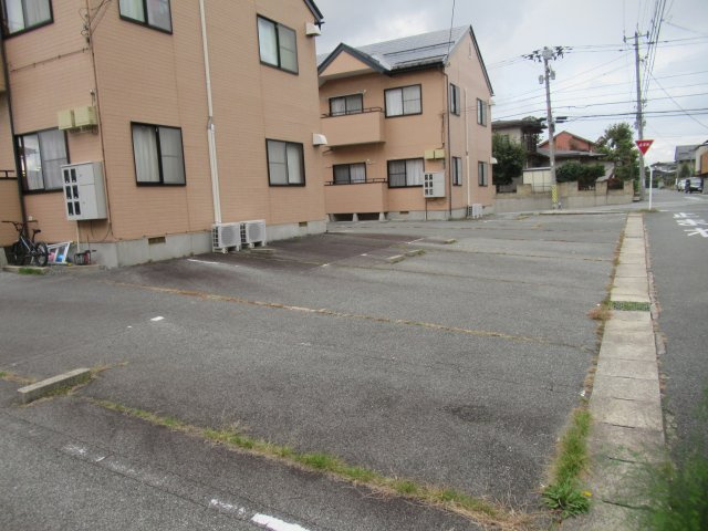 フロントヘルメスの駐車場