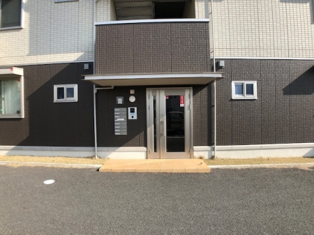 熊本市東区長嶺東５丁目のアパートのエントランス