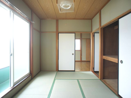 【寝室】 | グリーンガーデン No.7 | 照明器具付きの和室です。