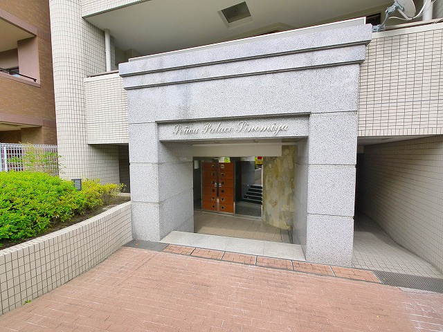 セイワパレス新大宮のエントランス