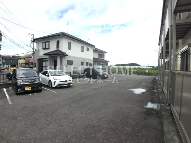 【駐車場】 | たけのこ五番館 | 車をお持ちの方に嬉しい駐車場付きの物件です