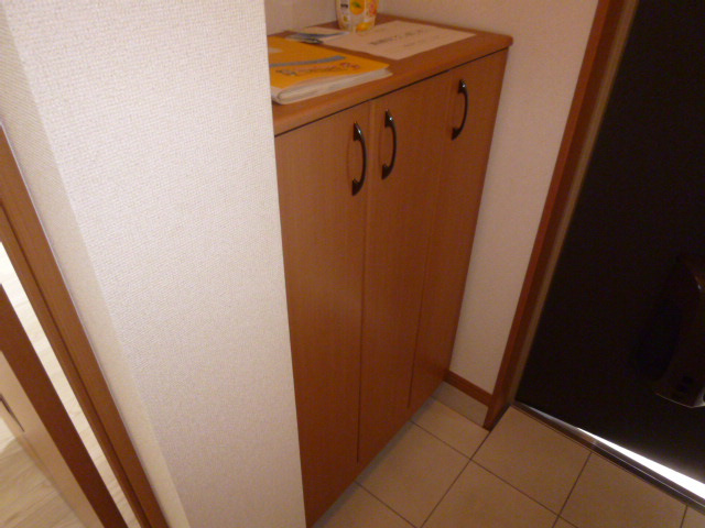 メゾン・カトレア弐番館の玄関