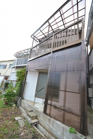 堺市中区田園　中古戸建の外観|土間部分に外水栓あり　洗濯機置き場に好適　ポリカ波板の雨除けで、濡れずに室内と出入り可能です　※室内写真は賃貸入居前の画像です。