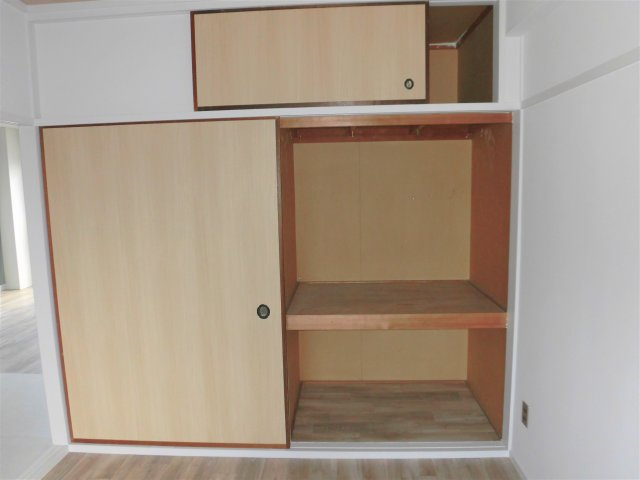森産ビルの洋室