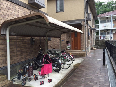 【その他共用部分】 | パレスガーデンC | 屋根付きの駐輪場で雨が降っても大切な自転車が濡れなくてすみますね♪駅まで自転車もおすすめです！