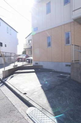 【駐車場】 | ガーデンハイツ【SHM】 | いつでも目の届く敷地内に駐車場があります♪荷物がかさばりがちなお買物にも、敷地内駐車場があると便利ですよね☆