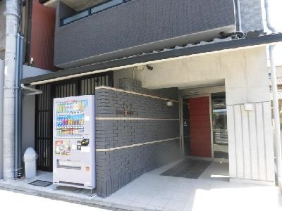 J＆N三条神宮前（旧ショナボール三条神宮前）のエントランス