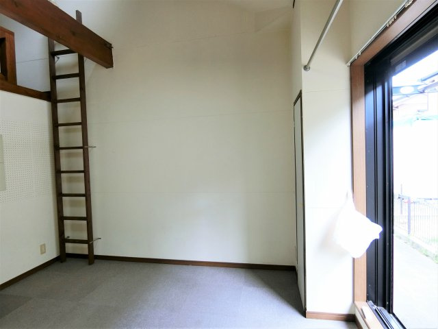 パークサイドの洋室