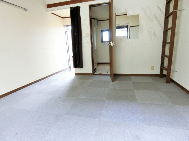 パークサイドの洋室