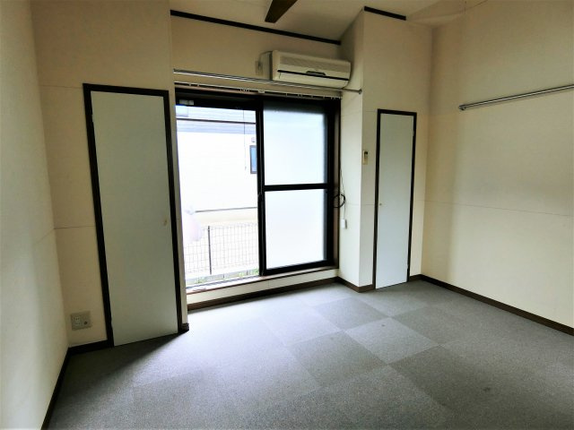 パークサイドの洋室