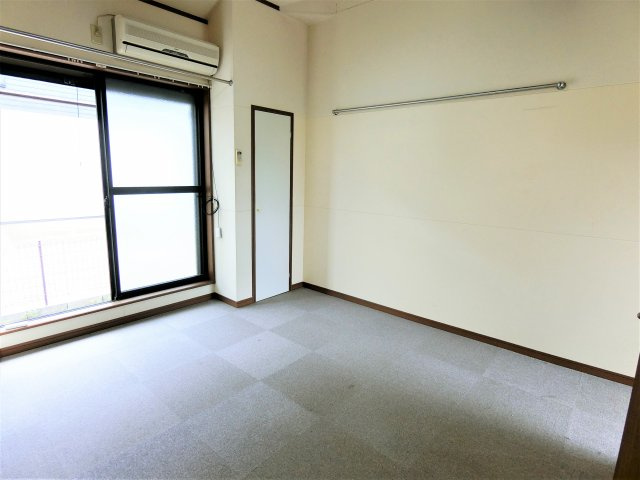 パークサイドの洋室