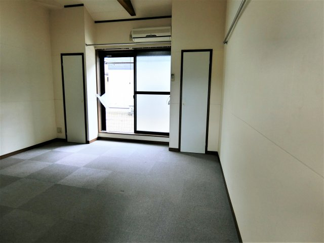 パークサイドの洋室