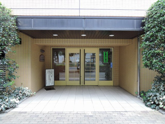 【エントランス】 | JR横浜線・東海道新幹線・横浜市営地下鉄ブルーライン「新横浜」駅徒歩10分と好立地。
通勤時間の短縮でご家族と過ごす時間を増やす事が出来ます。