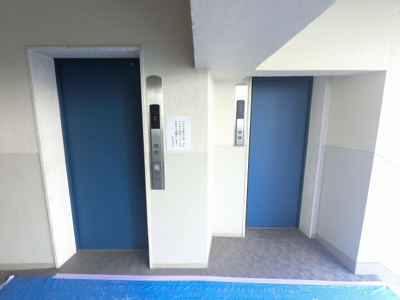 【その他共用部分】 | 峰沢団地5号棟 | お買い物時やベビーカーの出し入れに便利なエレベーター付。
混雑時にも便利なエレベーター2基付です。