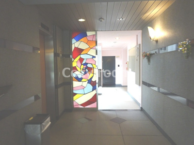 【ロビー】 | ハシモトエージェンシービル1 | ステンドガラスがお洒落なロビーです