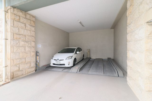 サヴォイバルビゾンの駐車場