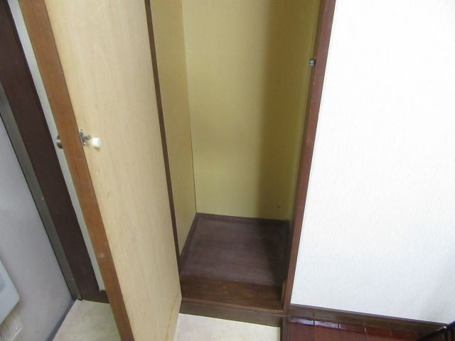 ラポール・イン幸の収納|玄関脇収納