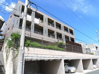 広島市安佐北区落合１丁目の賃貸マンションの外観|嬉しい屋根付き駐車場！