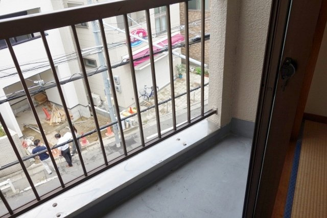足立区足立４丁目のアパートのバルコニー