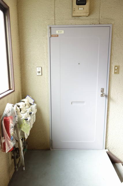 足立区足立４丁目のアパートの玄関