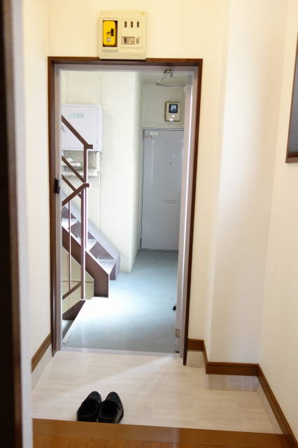 足立区足立４丁目のアパートの玄関