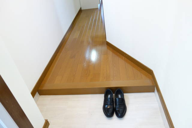 足立区足立４丁目のアパートの玄関