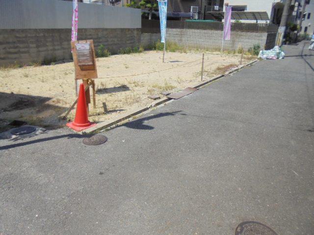 寝屋川市北大利町　新築一戸建ての前面道路含む現地写真