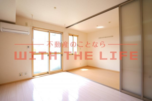 ラーン・サバーイ【10，000円キャッシュバック対象物件】の居間・リビング|ゆったりとしたリビングです