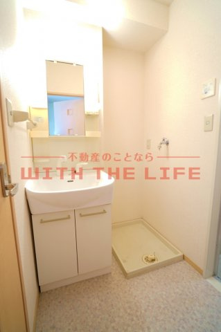 ラーン・サバーイ【10，000円キャッシュバック対象物件】の洗面所|明るい洗面所です