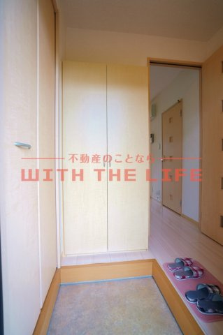 ラーン・サバーイ【10，000円キャッシュバック対象物件】の玄関|落ち着いた玄関です