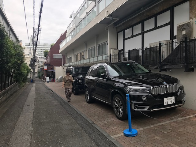 神宮ハイツの駐車場