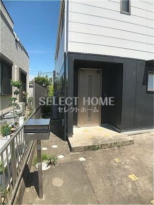【エントランス】 | 北野町字二番訳戸建 | 清潔なエントランスです