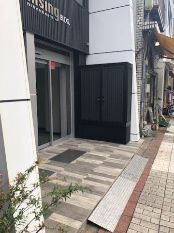 ライジングビル日本橋のエントランス
