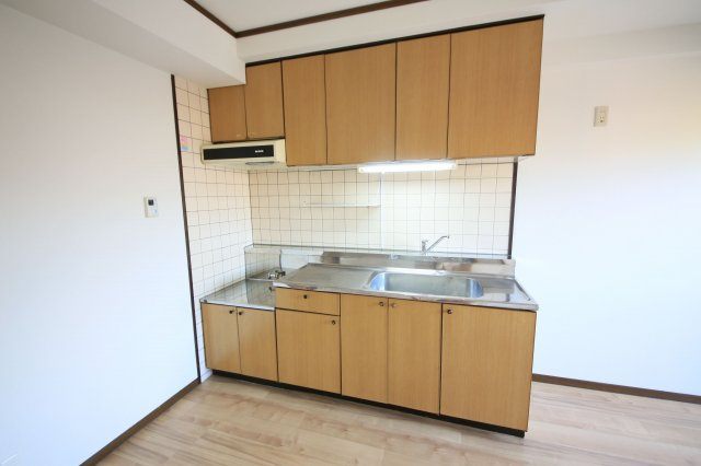 寺由ビルのキッチン