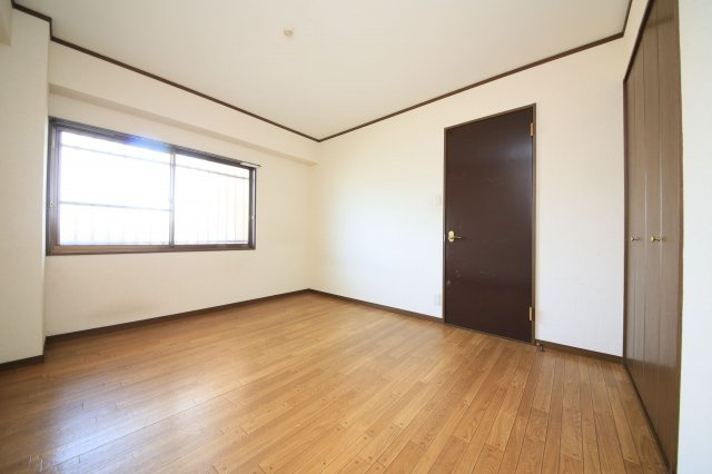 寺由ビルの洋室