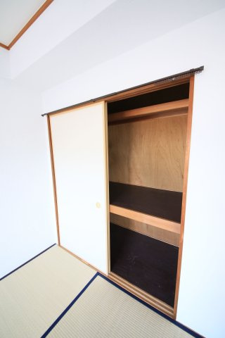 寺由ビルの収納|隣接道路