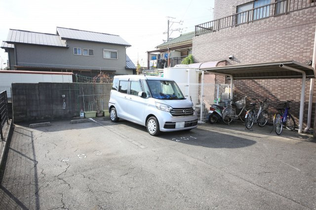 寺由ビルの駐車場