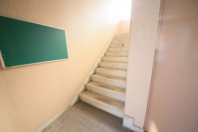 寺由ビルのエントランス