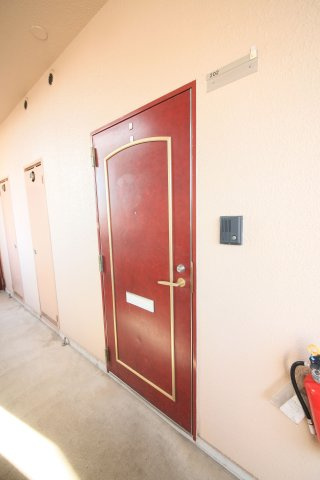 寺由ビルの玄関