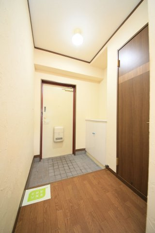 寺由ビルの玄関