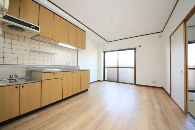 寺由ビルの居間・リビング