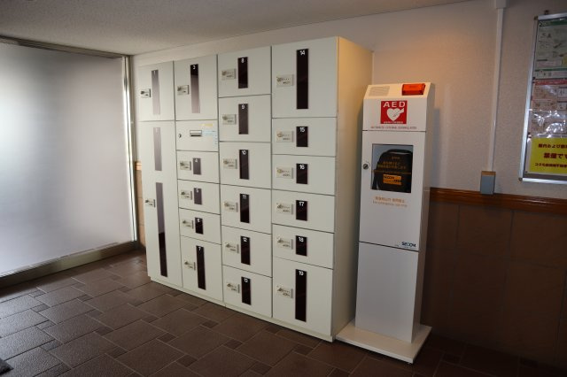 コスモ船橋滝不動　１階のエントランス|宅配ボックス　AED