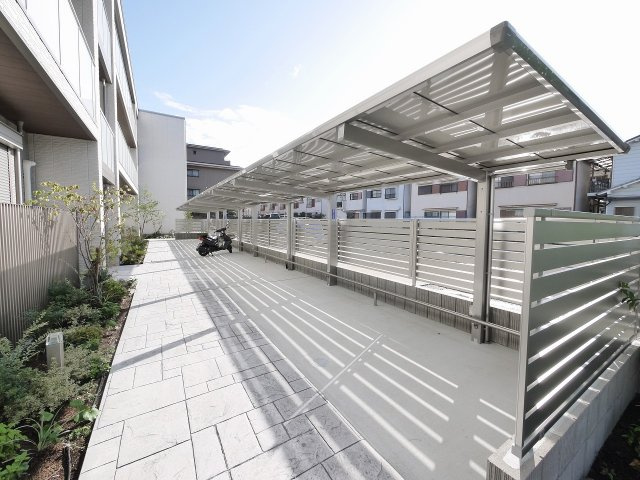 シャーメゾン三条栄のその他共用部分|ゆったりとした駐輪スペース