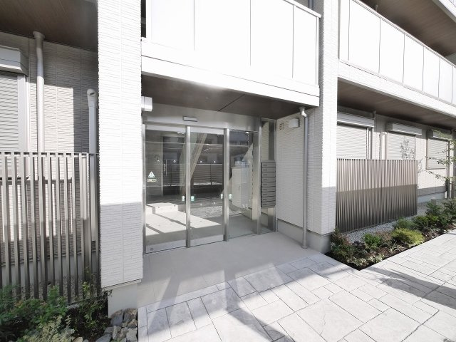 シャーメゾン三条栄のエントランス|オートロック付きで安心ですね。