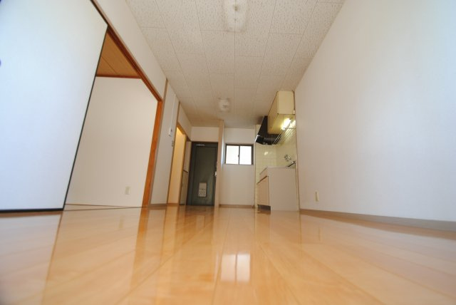 権藤ビルの居間・リビング|イメージ写真（反転間取：壁紙の色が異なります）
現状優先です。