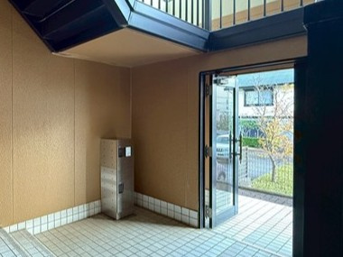 【エントランス】 | フレマリール仲町台壱番館 | 共用エントランスには宅配BOXがあるので荷物の受け取りもスムーズに♪再配達を依頼する手間が省けます☆